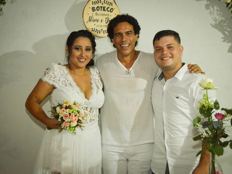 Celebrante Ed Rodrigues e casal de noivos
