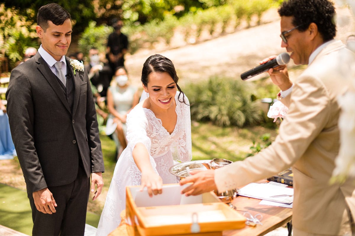 Noiva colocando carta de amor em um baú na cerimônia de casamento