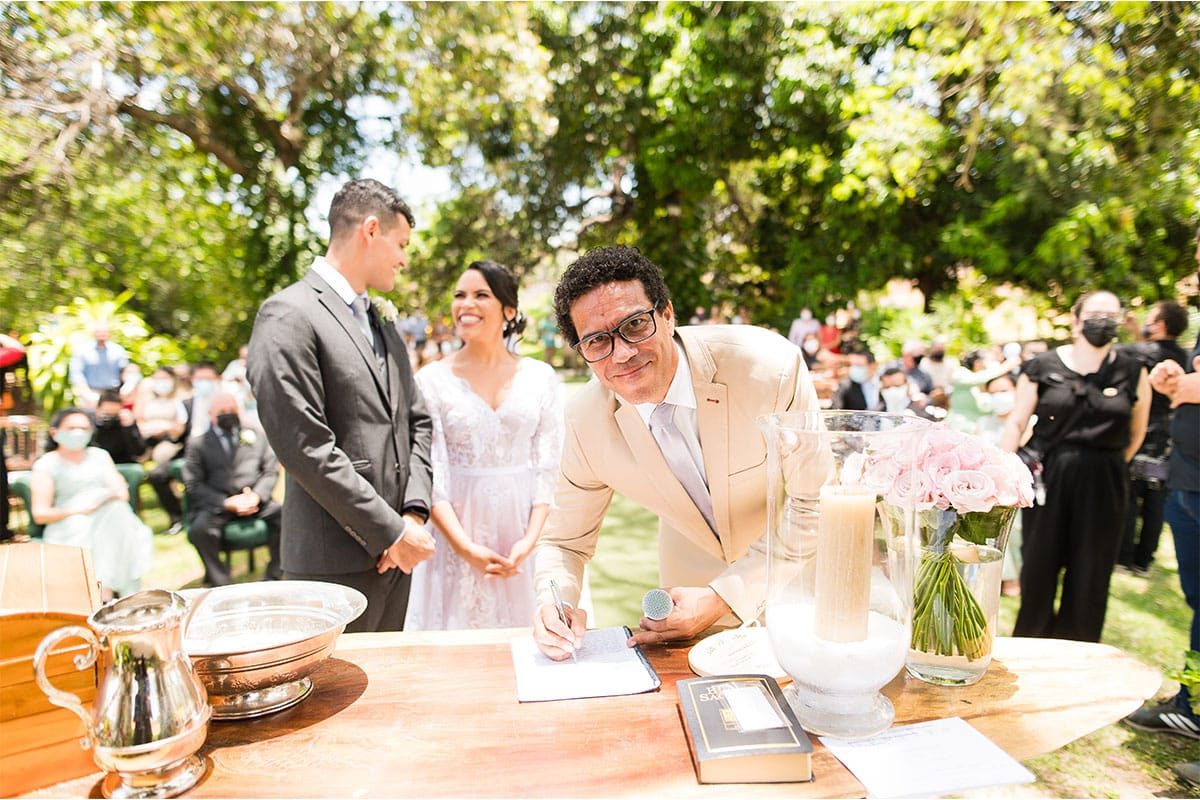 Celebrante de casamento assinando documento